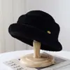 Moda Estilo Coreano Color Sólido Simple Lana de Cordero Engrosado Cálido Sombrero Cubo con Decoración de Pequeño Logotipo Metálico Versátil Sombrero Cloche de Ala Pequeña