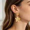 Aretes de flor dorada para mujer, aretes versátiles de moda de lujo ligero, diseño de nicho con un toque de alta gama, comercio exterior transfronterizo