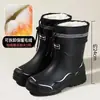 Botas de chuva femininas estilosas, resistentes ao desgaste, antiderrapantes, de cano médio, novas botas de chuva impermeáveis para uso externo, com fleece adicionado, sapatos de água para adultos, sapatos de borracha para trabalho