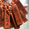 Directo de fábrica Dios del dinero por auspicioso por cien nombre de familia madera caliente talla de madera llavero de madera de durazno llavero