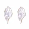 Pendientes de aleación con diseño irregular plisado y gota de aceite en forma de hoja, de moda, estilo minimalista, de lujo ligero, de venta caliente en Europa y América, versátiles para el uso diario de mujeres