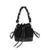 Bolso Cruzado Casual de Moda y Sencillo para Ir al Trabajo, Nuevo Modelo 2026, Bolso Cubo de Diseño de Moda Nicho de Invierno para Mujer