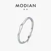 Anillo Ola Irregular de Plata de Ley S925 MODIAN para Mujer Estilo Ins Simple Superficie Brillante Banda Lisa Anillo Apilable