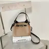 Bolso de Gama Alta con Flock de Gamuza para Mujer 2026 Nuevo Otoño Esenciales de Trabajo Bolso Tote Pequeño Bolso Bandolera Cruzado Tipo Cubo