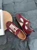 Outono 2024 Novo Couro Genuíno Design de Nicho Combinação de Cores Retrô Vinho Tinto Treinamento Alemão Sapatos Forrest Gump Sapatos Esportivos Casuais Versáteis