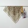 2026 Nuevo Bufanda Cuadrada Pequeña de Algodón Terciopelo Estampada por Ambos Lados para Primavera y Verano Bufanda de Cuello Versátil y Elegante para Mujer que Realza el Cutis