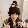 Chapéu de Tricô Jacquard Coração Doce e Fofo Estilo Coreano com PomPom de Pelo para Mulheres Outono e Inverno Proteção Quente para Orelhas Baotou Lã Chapéu para Frio