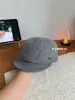 Chapéu Equestre de Lã de Alta Qualidade com Design de Nicho, Popular entre Celebridades da Internet, Apresentando uma Pequena Etiqueta e um Estiloso Chapéu de Bico de Pato