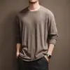 Camiseta de manga comprida com textura listrada casual de alta qualidade, não amassa, para homens, camisa base fina de outono, moletom ligeiramente solto para homens