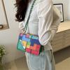 Bolso pequeño cuadrado con grafiti de colores y costuras para mujer, bandolera con cadena, mochila de un solo hombro a la moda para mujer.