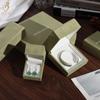 Caja de Embalaje para Pulsera de Joyería de Terciopelo Verde de Alta Gama Personalizada Borde Recto Ángulo Recto Caja para Pulsera Collar Embalaje para Joyería