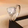 Anillo de Luz de Zirconia Incrustada en Oro Real Chapado en Cobre Transfronterizo Europeo y Americano Lujo Ligero Sensación de Alta Gama Anillo para el Dedo Joyería de Mano Versátil Fabricante Venta al por Mayor en Stock