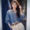 Moda Feminina Nova Primavera 2026 Estilo Hong Kong Retrô Camisa Azul Estampada Top Elegante de Alta Qualidade Blusa Única e Bonita