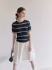 Diseño estilo francés, top corto de punto a rayas de seda helada para mujer, camiseta de manga corta regular para verano para mujeres petite