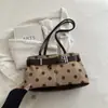 Bolsa Baguete de Bolinhas com Design de Nicho Coreano Feminina Nova Temporada Outono/Inverno 2026 Fivela de Couro Grande Capacidade Bolsa de Ombro Único