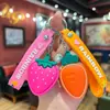 Popular accesorio de llavero de fruta de cuero sintético con diseño único, lindo dije de fresa y aguacate para bolso