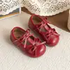 Zapatos de Cuero Rojo para Niñas Moda Suela Suave Zapatos de Princesa 2026 Primavera Nuevo Estilo Zapatos Individuales Doble Moño para Niñas Mocasines