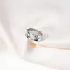 Anillo de Zirconia 2025 con Diseño Minimalista Elegante que Conserva el Color Anillo de Moda Tendencia Personalidad Anillo de Alta Gama Incrustado con Diamantes para Mujer