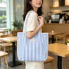 Bolsa de lona colorida listrada estilo coreano inspirada em ins, bolsa tote casual com contraste de cores suaves, bolsa de ombro leve versátil para armazenamento