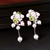 Brincos de pino prateados com designs de flor e borboleta cravejados de diamantes, pingentes de pérola, luxo leve, brincos estilo corte vintage, alta qualidade, adequados para rostos redondos, brincos femininos
