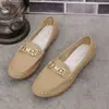 Mocassins planos transfronteiriços europeus e americanos para mulheres, calçados únicos de comércio exterior CN, mocassins slip-on para o dia a dia, couro de sola macia, atacado, tamanhos grandes