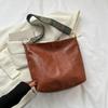 Bolso de Gran Capacidad para Mujer 2024 Primavera y Verano Nuevo Retro Banda Ancha Un Solo Hombro Bandolera Bolso Balde Commuter de Alta Calidad