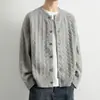 Cardigan de tricô trançado retrô moderno para homens, nova malha versátil de cor sólida para outono e inverno, jaqueta de tricô com gola redonda