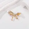 Nova Broche de Laço de Pérola Irregular com Design de Luxo, Alfinete de Alta Qualidade, Corsage de Luxo, Acessório Anti-Exposição para Roupas