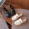 Sapatos de couro infantis, novo modelo de outono, mocassins para meninas com solas macias e fivelas de metal, estilo britânico, sapatos de sola única antiderrapantes, sapatos de performance para meninas