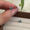 Brincos Tiqi Mini Borboleta em Prata de Lei 999 com Esmalte Azul para Mulheres Simples, Compactos e Personalizados Brincos de Fecho de Rosca Modernos