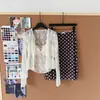 Conjunto de Dos Piezas para Niña: Chaleco/Cárdigan de Malla Jacquard de Encaje Dulce y Puro + Falda de Lunares Color Café con Copas en el Pecho