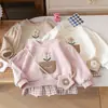Nueva colección de otoño de vestidos sudadera para niñas: Diseños de cuadros y florales dulces y lindos, con un top tipo dos piezas de imitación, perfecto para usar en primavera y otoño