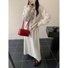 Conjunto de Cardigan Tricotado com Gola Redonda em Cor Contrastante para Mulheres Outono e Inverno Novo Estilo Coreano Solto Estilo Preguiçoso Saia de Cintura Alta Conjunto de Duas Peças