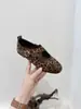 Todas las blogueras de moda tienen un par de elegantes zapatos Mary Jane con tiras cruzadas y suelas suaves, perfectos para bailarinas.