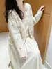 Cárdigan de punto bordado a mano estilo coreano para mujer: Principios de otoño de 2026, extremadamente elegante, prenda exterior fina con botones, elegante y estiliza la figura