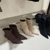 Botas de tacón alto de aguja de punta fina de gamuza estilo retro Chuyuji con un ambiente de otoño-invierno y elegante cremallera trasera
