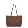 Bolsa feminina transfronteiriça retrô de grande capacidade 2026 nova moda versão coreana bolsa tote de nicho para viagem bolsa simples de ombro