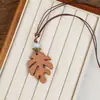 Adornos de hojas de madera coloridos con agujeros, simples y versátiles, decoraciones DIY hechas a mano, decoraciones colgantes, accesorios con cuentas
