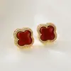 Brincos Elegantes e Frescos de Ágata Vermelha em Forma de Trevo de Quatro Folhas com Zircônia Microincrustada em Cobre, Banho de Ouro Real, Pino de Prata S925, Brincos de Alta Qualidade