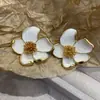 Pendientes Medievales de Aguja de Plata con Goteo de Aceite Flor Blanca Estilo Retro Francés Pendientes de Lujo Accesibles Accesorios Elegantes de Gama Alta Camelia