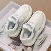 Zapatillas blancas para niñas 2026 verano-otoño de malla transpirable con suela gruesa antideslizante versátiles ligeras cómodas modelo nuevo para niños mayores