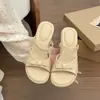 Pantuflas de Plataforma Gruesa Estilo 'Hot Girl' para Mujer para Usar Afuera en Verano 2026 Nuevo Estilo con Faldas, Impresionantes Sandalias de Tacón Alto de Una Sola Tira en Blanco