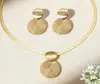 Un Nuevo Conjunto de Elegantes y Estilosos Colgante + Pendientes con Temática de Amor para Mujer, Moderno Color Dorado, Conjunto de Cadena Plana de Serpiente