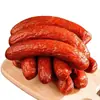 La salchicha roja estilo Harbin, una salchicha ahumada tradicional, es un delicioso bocadillo que se puede disfrutar directamente del paquete, lista para comer después de ser asada a la parrilla sobre carbón.