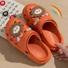 Novos Sapatos com Furos Estilo Casal Homens e Mulheres Pisando em Merda Sensação Sola Grossa Sapatos com Furos Desenho Animado Fofo Confortável Sandálias Estilo Pai e Filho