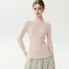 É absolutamente deslumbrante! Este top estiloso com babados e bordas festonadas é perfeito como camada base para o outono e inverno, oferecendo um toque macio e confortável com seu decote semialto e design de tricô.