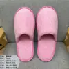 Pantuflas de Hotel Cinco Estrellas para Uso Doméstico en Interiores, Hospitalidad B&B, Gruesas Antideslizantes Desechables de Terciopelo Coral al por Mayor