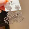 Pendientes de Aretes con Forma de Abanico Hueco Tachonados de Diamantes de Lujo Ligero de Aguja Plateada Pendientes Exquisitos de Nicho de Gama Alta Retro Minimalista Europeo y Americano