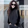 Colete de tricô cinza escuro de alta qualidade com gola alta para mulheres, colete de tricô moderno e estiloso para usar em camadas no inverno, blusa base para outono