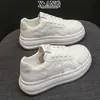 Camada Superior Couro Bovino Estilo Quente Sola Grossa Sapatos Brancos Sapatos Femininos 2026 Outono Novo Versátil Casual Tênis Esportivos Tênis de Skate